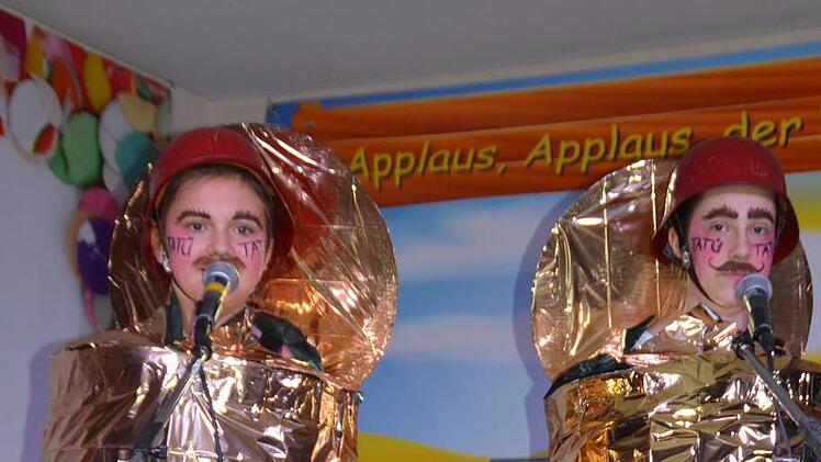 Feuerwehr in Dosen (links Lisa Bartenstein, rechts Ramona Kleinhenz). Foto: Annette Warmuth