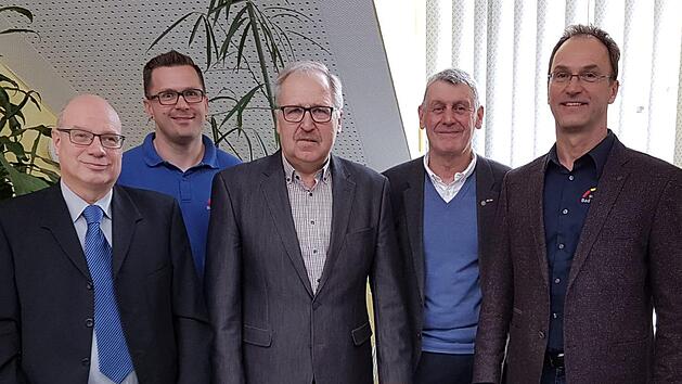 Abschied in den Ruhestand (von links): stellvertretender Aufsichtratsvorsitzender Karlheinz Schmitt, Betriebsratsvorsitzender Marco Leitsch, der k&uuml;nftige Ruhest&auml;ndler Reinhold M&uuml;ller, 2. B&uuml;rgermeister J&uuml;rgen Pfister und der Gesch&auml;ftsf&uuml;hrer der Stadtwerke Bad Br&uuml;ckenau GmbH, Michael Garhamer. Thorsten Lieb