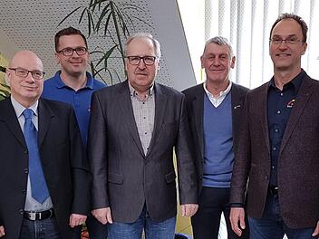 Abschied in den Ruhestand (von links): stellvertretender Aufsichtratsvorsitzender Karlheinz Schmitt, Betriebsratsvorsitzender Marco Leitsch, der künftige Ruheständler Reinhold Müller, 2. Bürgermeister Jürgen Pfister und der Geschäftsführer der Stadtwerke Bad Brückenau GmbH, Michael Garhamer. Thorsten Lieb