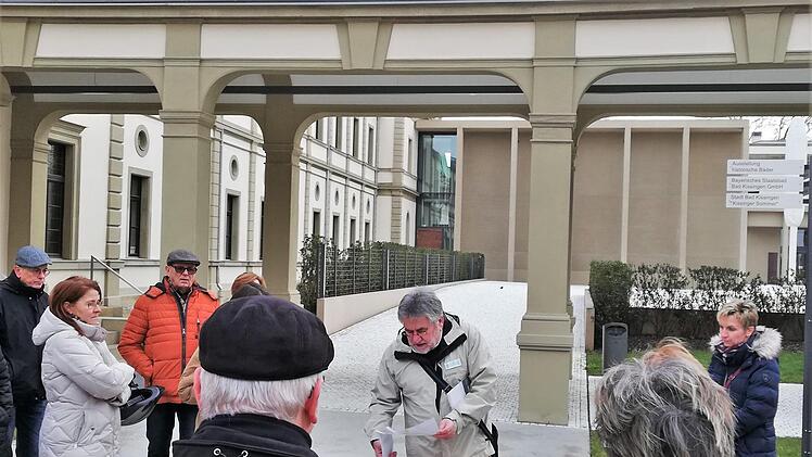 Mit alten Plänen und Zeichnungen gab Gästeführer Josef Kiesel den Gästen einen Einblick in die Geschichte.Sigismund von Dobschütz