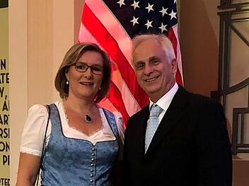 Diplomatin Kerstin Vaessen mit ihrem Mann Andreas Schaaf beim Empfang zum Tag der Deutschen Einheit im Rathaus von Houston.