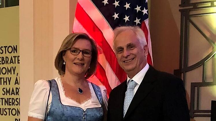 Diplomatin Kerstin Vaessen mit ihrem Mann Andreas Schaaf beim Empfang zum Tag der Deutschen Einheit im Rathaus von Houston.