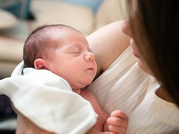 Neu geboren müssen sich Babys erst an die Schwerkraft gewöhnen.