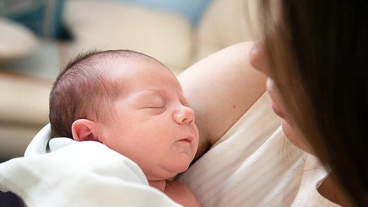 Neu geboren müssen sich Babys erst an die Schwerkraft gewöhnen.