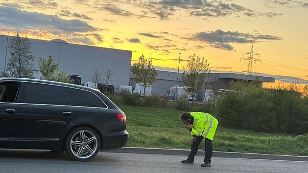 Schwerer Sturz von Auto-Anh&auml;ngerkupplung: 22-J&auml;hriger bei kuriosem Vorfall lebensgef&auml;hrlich verletzt