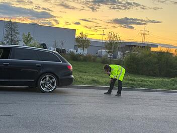 Schwerer Sturz von Auto-Anh&auml;ngerkupplung: 22-J&auml;hriger bei kuriosem Vorfall lebensgef&auml;hrlich verletzt