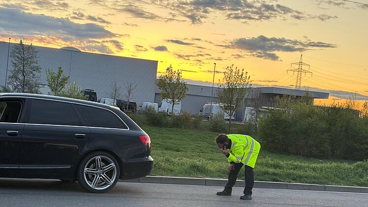 Schwerer Sturz von Auto-Anh&auml;ngerkupplung: 22-J&auml;hriger bei kuriosem Vorfall lebensgef&auml;hrlich verletzt
