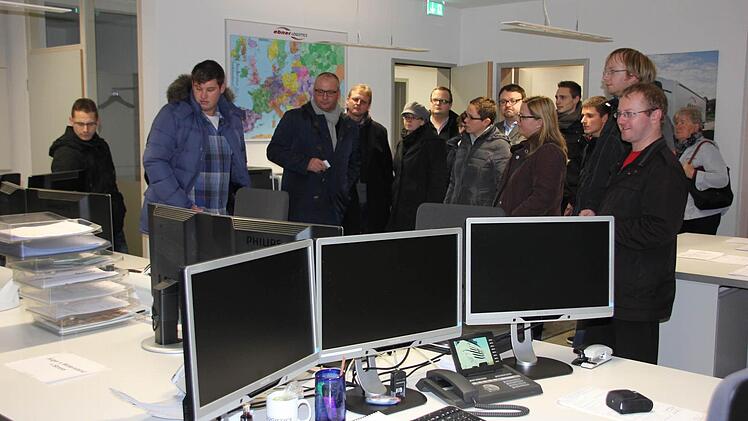 Drei Bildschirme braucht's schon: die Disponenten stehen über PC und Telefon mit Kunden und Fahrern gleichzeitig in Verbindung.