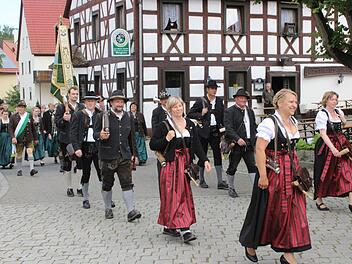 Die Effeltricher Böllerschützen ziehen in traditionellen Gewändern durch den Ort. Fotos: fra-press
