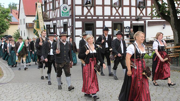 Die Effeltricher Böllerschützen ziehen in traditionellen Gewändern durch den Ort. Fotos: fra-press