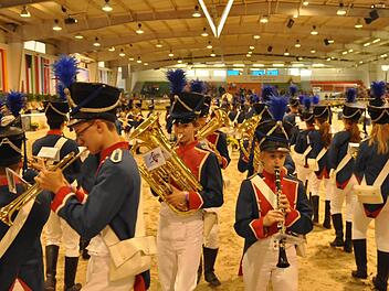 Das Jugendmusikkorps der Stadt Bad Kissingen bei seiner dreißigminütigen Marching-Show. Fotos: Peter Klopf