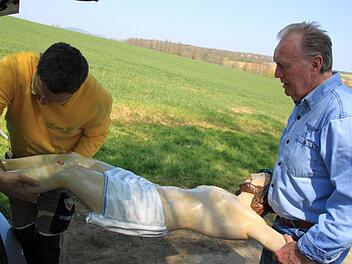 Der Gerüstbauer Udo Seelmann (links) und Restaurator Richard Feulner holen den Corpus behutsam aus dem Auto.