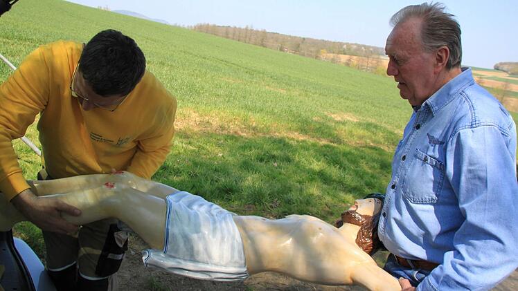 Der Gerüstbauer Udo Seelmann (links) und Restaurator Richard Feulner holen den Corpus behutsam aus dem Auto.