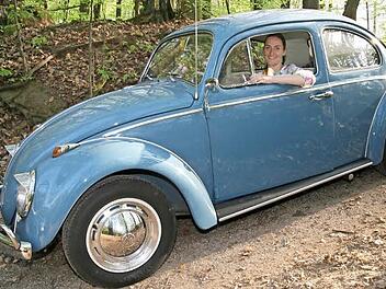 Der alte VW-Käfer, an dessen Steuer Miriam Drummer sitzt, glänzt, als wenn er gerade aus dem Laden gerollt wäre.