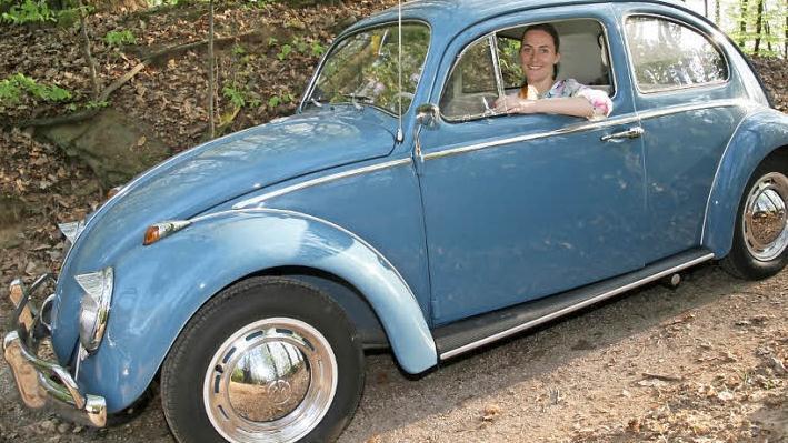 Der alte VW-Käfer, an dessen Steuer Miriam Drummer sitzt, glänzt, als wenn er gerade aus dem Laden gerollt wäre.