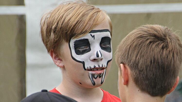 Gesichtsbemalung muss nicht immer niedliche Bären, Kätzchen oder Schmetterlinge zeigen - es geht auch richtig furchterregend.
