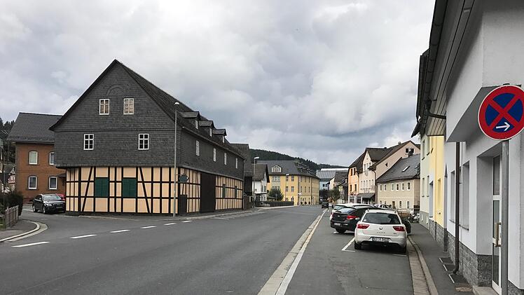 Kronacher Straße: In der Kronacher Straße soll eine Lärmsanierung der Fahrbahn, eine Asphaltsanierung des Gehwegs wie auch - wo noch nicht vorhanden - ein Gehweg angelegt werden.