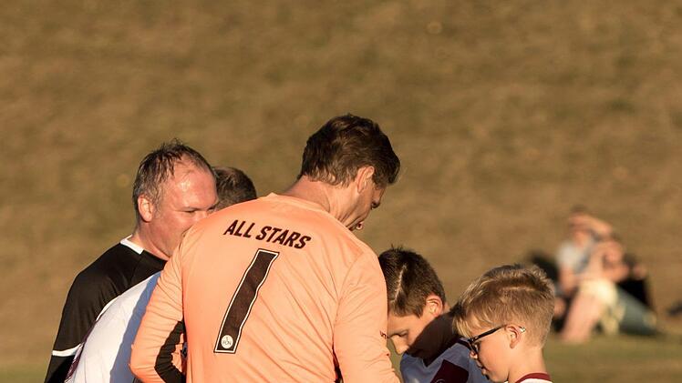 Autogrammj&auml;ger bei Torh&uuml;ter Tobias Fuchs vom FCN , fr&uuml;her auch beim  FC Augsburg, Quelle F&uuml;rth, Eintracht Bamberg und  Jahn Forchheim aktiv.  Foto: Hartmut Klamm