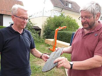 Pfarrer Stefan Schleicher (links) und Kirchenvorsteher Manfred Penning wollen sich zusammen mit dem Kirchenvorstand dafür einsetzen, dass der alte rote Farbton wieder verwendet wird. Rechts der gelbe Grundton, wie er von den Denkmalschützern gefordert wird. Foto: Werner Reißaus