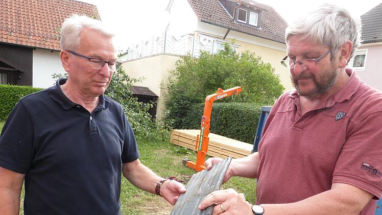 Pfarrer Stefan Schleicher (links) und Kirchenvorsteher Manfred Penning wollen sich zusammen mit dem Kirchenvorstand dafür einsetzen, dass der alte rote Farbton wieder verwendet wird. Rechts der gelbe Grundton, wie er von den Denkmalschützern gefordert wird. Foto: Werner Reißaus