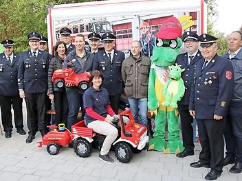 Über den neuen Anhänger freuen sich die ganze Feuerwehrführung, Ehrengäste und die Sponsoren.  Foto: Michael Stelzner