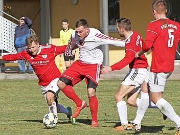 Die Krumer André Stößlein, Dustin Fösel und Florian Degen (von links) sind zu Hause gegen den TSV Münnerstadt gefordert.  Foto: Günther Geiling