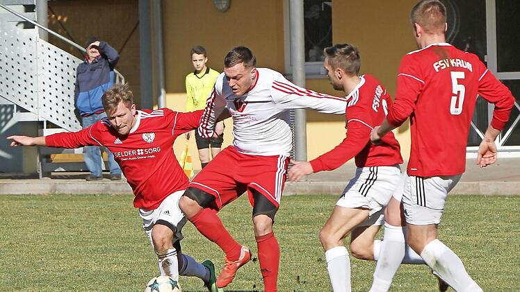 Die Krumer André Stößlein, Dustin Fösel und Florian Degen (von links) sind zu Hause gegen den TSV Münnerstadt gefordert.  Foto: Günther Geiling