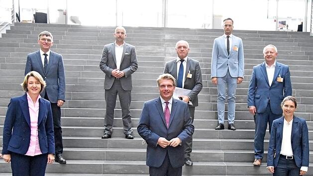 Austausch zum Netzausbau in Berlin (von links): Anja Weisgerber MdB, B&uuml;rgermeister Ulrich Werner (Bergrheinfeld), Alexander Hoffmann MdB, Parlamentarischer Staatssekret&auml;r Thomas Barei&szlig;, Landrat Thomas Habermann (Rh&ouml;n-Grabfeld), Landrat Florian T&ouml;pper (Schweinfurt), Landrat Thomas Bold (Bad Kissingen) und Landr&auml;tin Sabine Sitter (Main-Spessart).  Foto: Carolin Marx