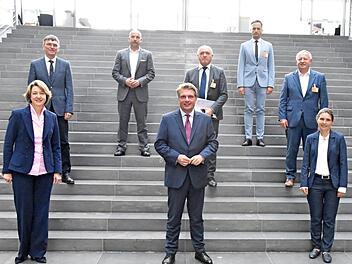 Austausch zum Netzausbau in Berlin (von links): Anja Weisgerber MdB, Bürgermeister Ulrich Werner (Bergrheinfeld), Alexander Hoffmann MdB, Parlamentarischer Staatssekretär Thomas Bareiß, Landrat Thomas Habermann (Rhön-Grabfeld), Landrat Florian Töpper (Schweinfurt), Landrat Thomas Bold (Bad Kissingen) und Landrätin Sabine Sitter (Main-Spessart).  Foto: Carolin Marx