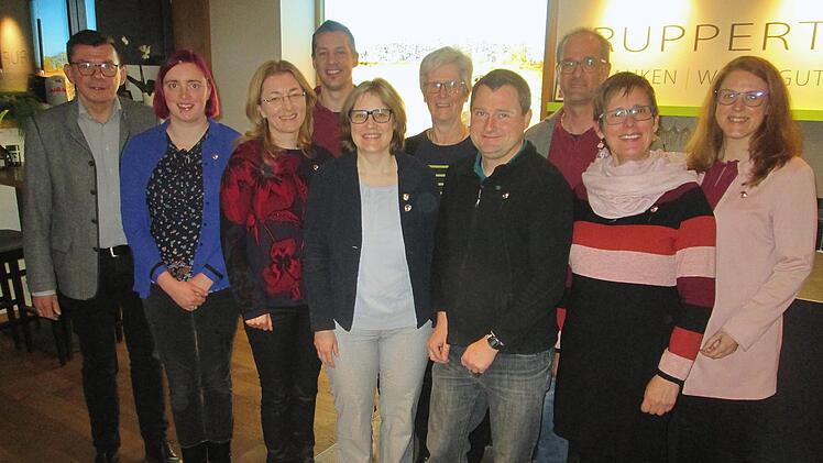Bürgermeister Armin Warmuth (l.) gratulierte (von links) Nicole Henge, Kerstin Becker, Frank Gerlach, Martina Kunkel, Birgit Keßler, Thorsten Schaupp, Christoph Emmerth, Silke Heid und Claudia Gerlach.