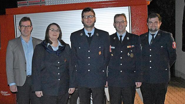 Michael G&ouml;ldel sind als Kommandant und Julia Frohna als stellvertretende Kommandantin (3. und 4. v. r.) best&auml;tigt worden. Es gratulieren (v. r.) Vorsitzender Niklas Welscher, KBM Tobias Winterbauer und B&uuml;rgermeister J&uuml;rgen G&auml;bel.