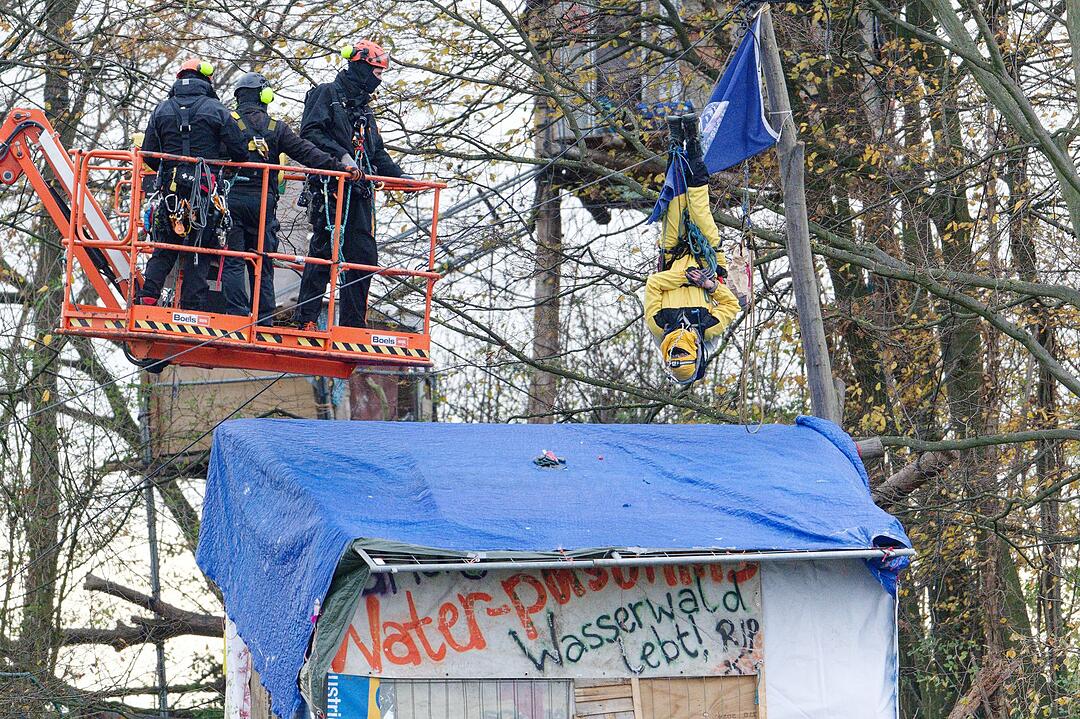 Polizei räumt besetztes Waldstück am Tagebau Hambach
