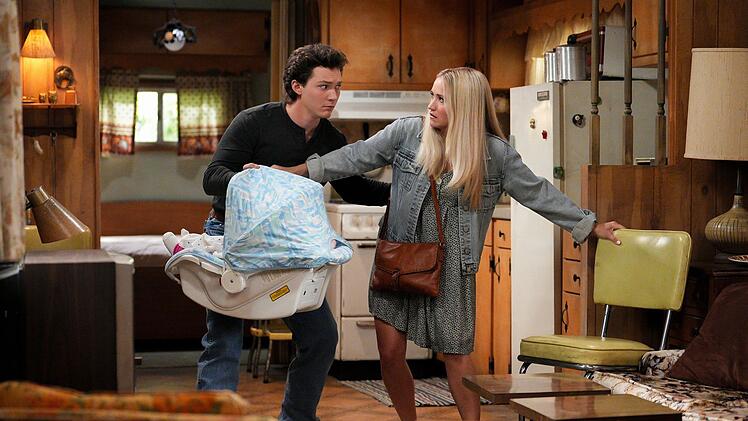 Der Alltag  mit Baby ist f&uuml;r Georgie (Montana Jordan) und Mandy (Emily Osment) alles andere als einfach.