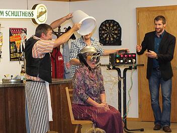 Zwei skurrile Komödien ließen die Zuschauer beim 9. Theatertag in Waldfenster von Herzen lachen. Fotos: Björn Hein