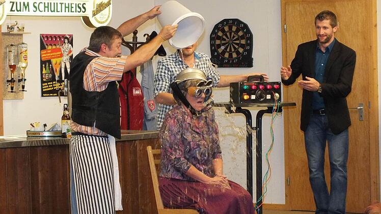 Zwei skurrile Komödien ließen die Zuschauer beim 9. Theatertag in Waldfenster von Herzen lachen. Fotos: Björn Hein