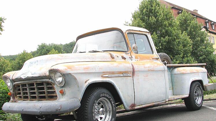 Reifen und Felgen dieses Chevrolet-Pickup 3200, Baujahr 1955, sind relativ gepflegt.