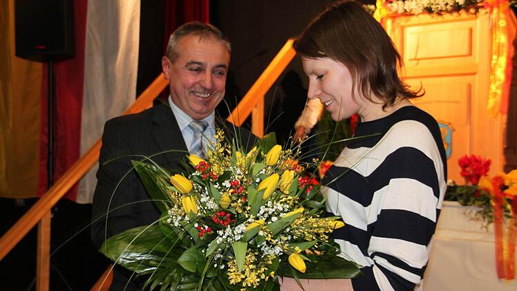 Robert Hümmer bedankt sich bei MdL Emmi Zeulner mit einem Blumenstrauß. Foto: Stephan Stöckel