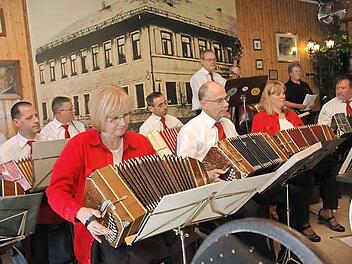 Mit den Bandonions, kleineren Akkordeons, ließen die Musiker Tangorhythmen erklingen.  Foto: Edwin Meißinger