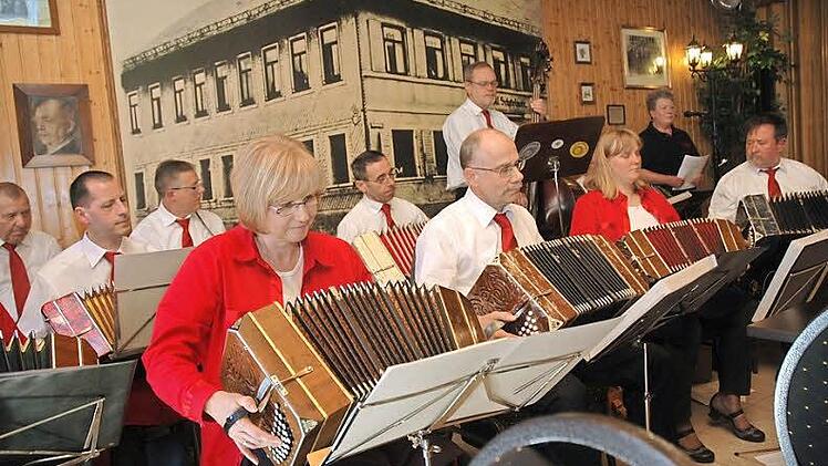 Mit den Bandonions, kleineren Akkordeons, ließen die Musiker Tangorhythmen erklingen.  Foto: Edwin Meißinger