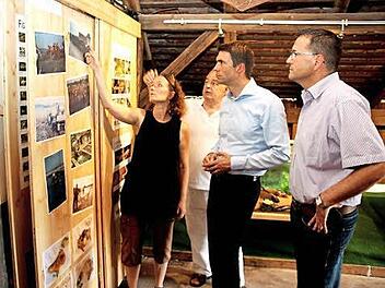 Anette Amtmann und Gerhard Zender erklären Müller und Fischkal Historisches auf einer der Schautafeln. Foto: Johanna Blum