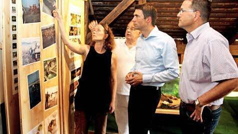 Anette Amtmann und Gerhard Zender erklären Müller und Fischkal Historisches auf einer der Schautafeln. Foto: Johanna Blum