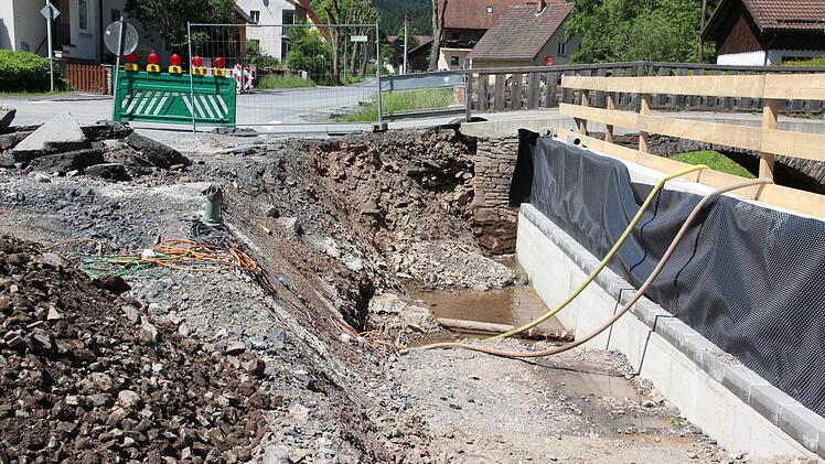 Die Stützmauer am Ortsrand von Gifting ist fast fertig.  Foto: Friedwald Schedel