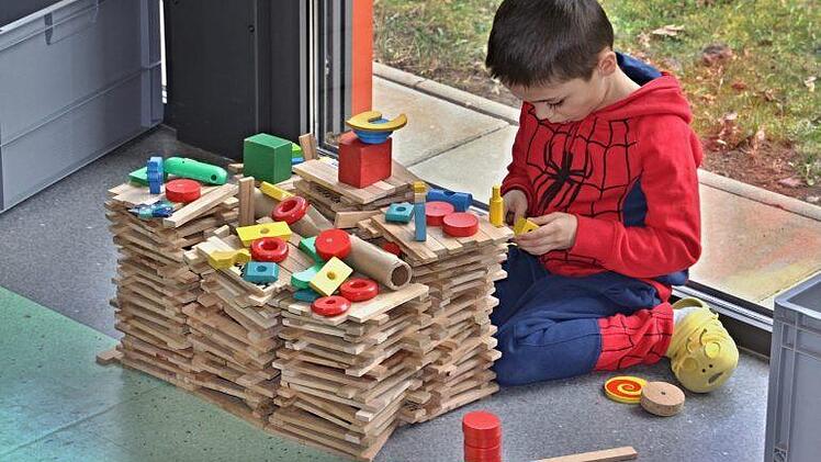 Voll konzentriert gingen die Kinder an die Arbeit. Foto: Helmut Will