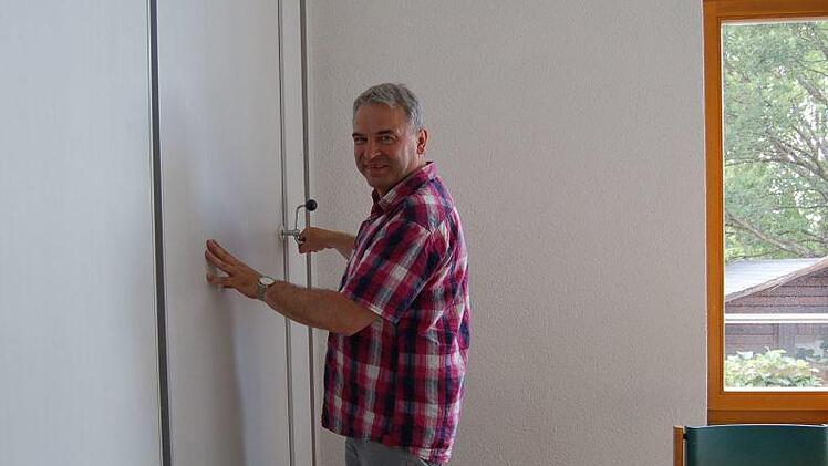 Der Gruppenraum bietet Platz für größere Veranstaltungen und kann bei Bedarf durch eine Schiebetür noch erweitert werden, wie Michael Köhn hier demonstriert. Foto: Helke Renner