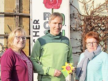 Die beiden Vorsitzenden Erika Elflein (rechts) und Heidi Waidhas begl&uuml;ckw&uuml;nschen Michael Stromer zum "Gartenfreund des Jahres".  Foto: Martina Drossel