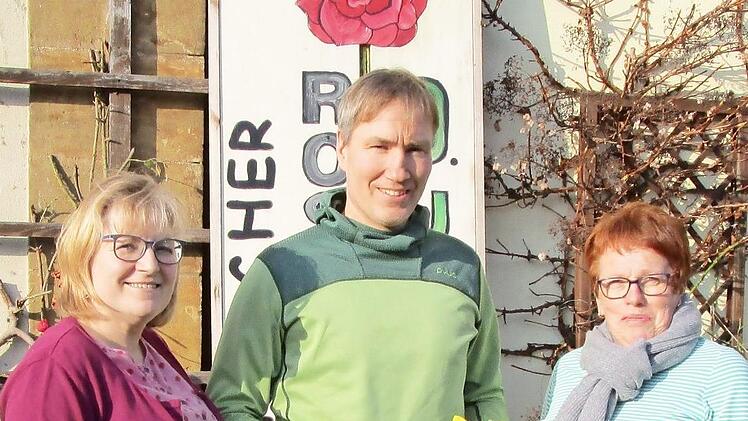 Die beiden Vorsitzenden Erika Elflein (rechts) und Heidi Waidhas begl&uuml;ckw&uuml;nschen Michael Stromer zum "Gartenfreund des Jahres".  Foto: Martina Drossel