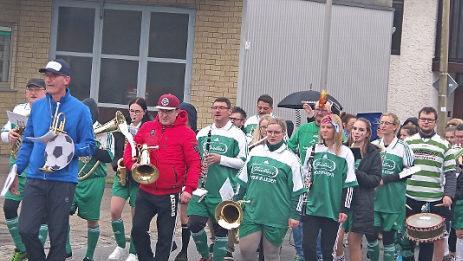 Vor dem Kinderfasching ging es mit dem Musikverein durchs Dorf.