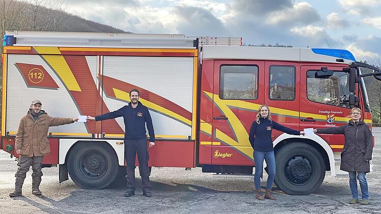 Die Jugendfeuerwehr spendete je 70 Euro an den Gemeindekindergarten und den Waldkindergarten. Foto: Back