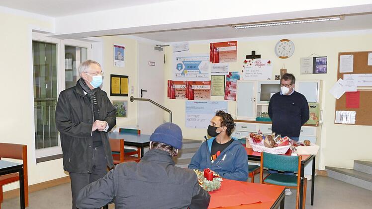 Erzbischof Ludwig Schick plauderte mit Gästen der Wärmestube. Foto: Marion Krüger-Hundrup