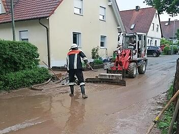Nach dem Regen mussten vielerorts die Straßen vom Schlamm befreit werden.